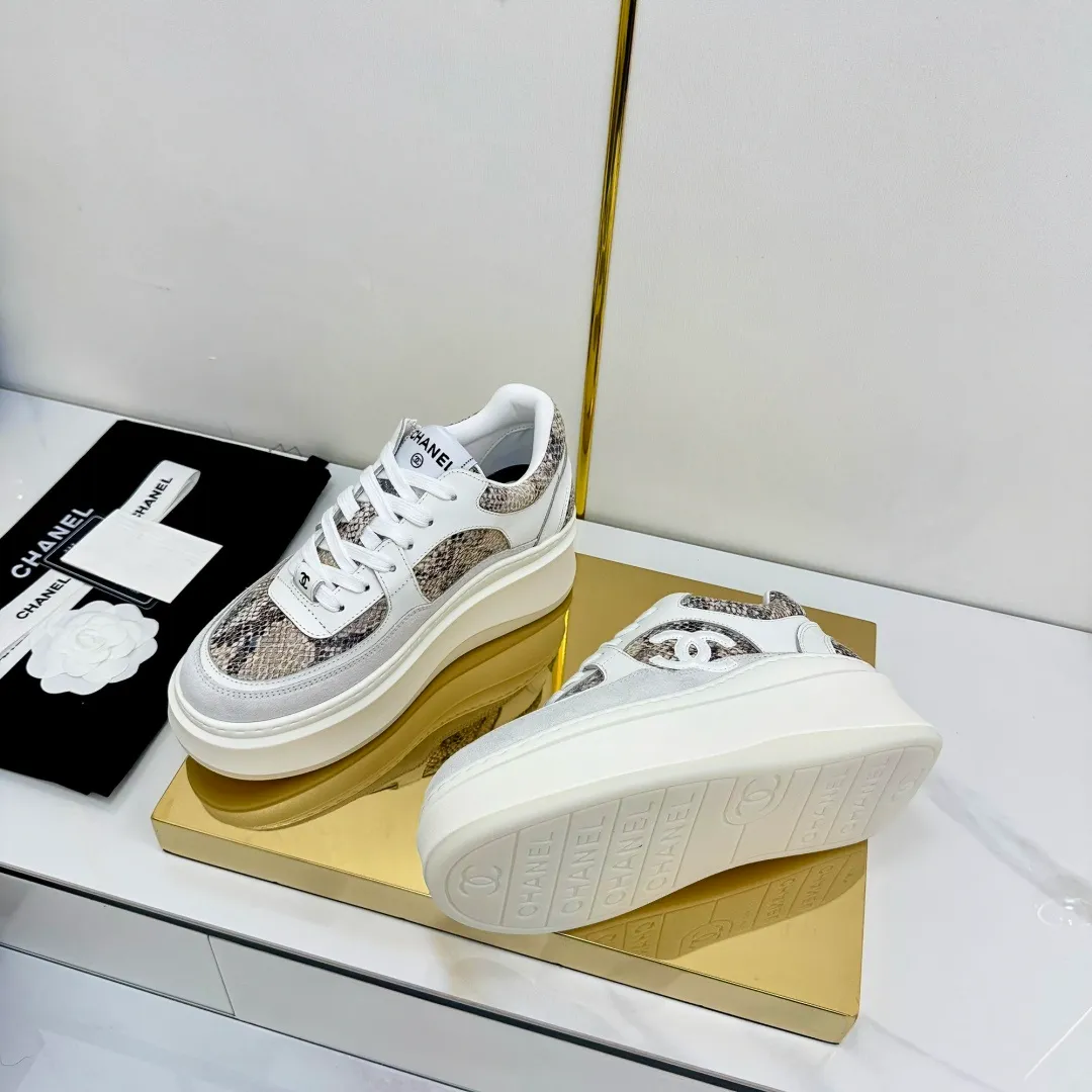 👟👟Ex-factory price 680👟👟 Upgraded version, upgraded version, upgraded version! No rebuttal accepted! ! ! ! Chanel Chanel panda shoes! 2025 counter's top casual sports shoes. This classic design; the upper is electro-embroidered with a variety of techniques; the outsole is fashionable and sporty; the unusual inclusion of a variety of color matching elements... The diversified mix and match is very good-looking and versatile, and can be used for leisure, fashion, sports, and outdoor... ꫛꫀꪝ Go➫ Materials: ❶Upper made of: original imported first-layer silk cowhide + original waterproof cloth + original first-layer cowhide ❷Inner lining: Original Yangli+Net ❸Outsole based on: Original TPU combination outsole Counter boutique packaging complete set for women 35–41 👉 👉 👉 👉 👉 👉 👉